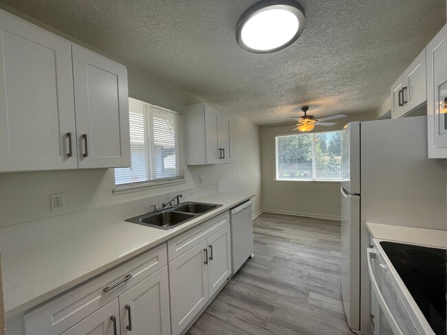 Building Photo - Spacious 2 Bed 1.5 Bath Apartment in Gresham - Newly Renovated w/ Washer & Dryer! Unit 715