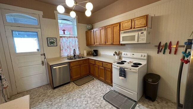 Photo - 155 E 12th St