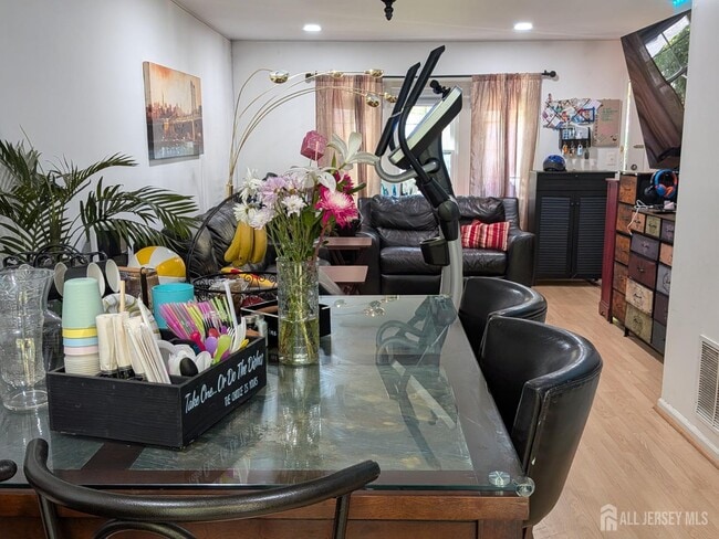 Photo - 2103 Timber Oaks Rd