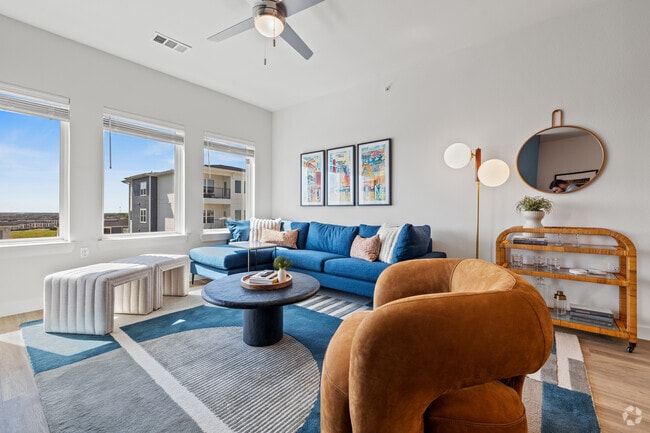 2BR, 2BA - 1,031SF - Living - Ivy Heights