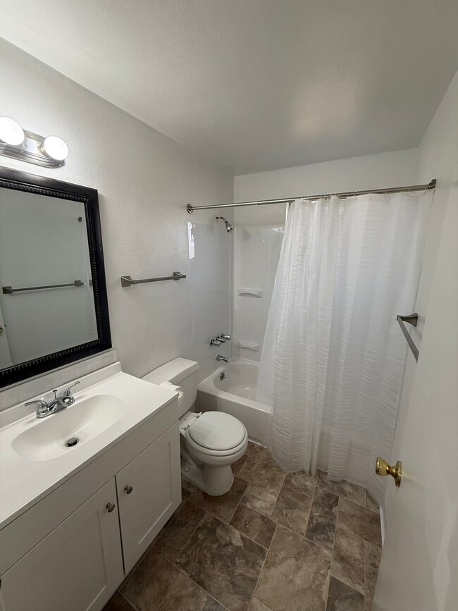 Baño con bañera y ducha. - 2403 s kimball ave Unidad