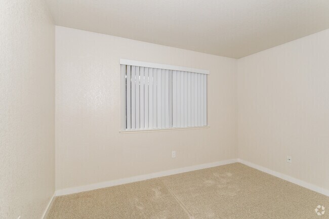 2BR, 1BA - 875 SF