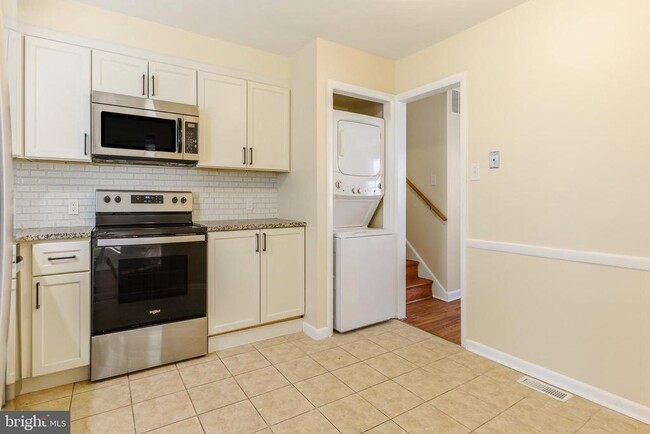 Photo - 305 American Way