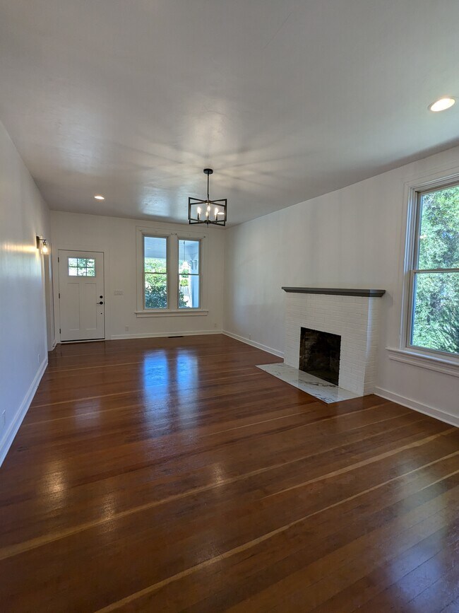 Photo - 405 N Cloverdale Blvd