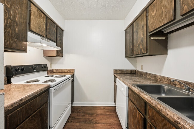 2BR, 2BA - 944SF - Kitchen