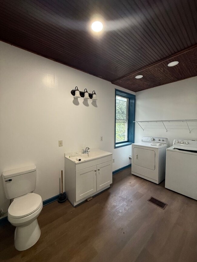 Photo - Spacious 6-Bedroom Home for Rent – $2,750/Month + Utilities