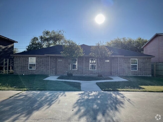Building Photo - Modern 2 Bedroom 1 Full Bath Duplex! Rental