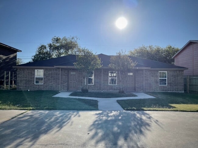 Modern 2 Bedroom 1 Full Bath Duplex! - Modern 2 Bedroom 1 Full Bath Duplex! Townhome