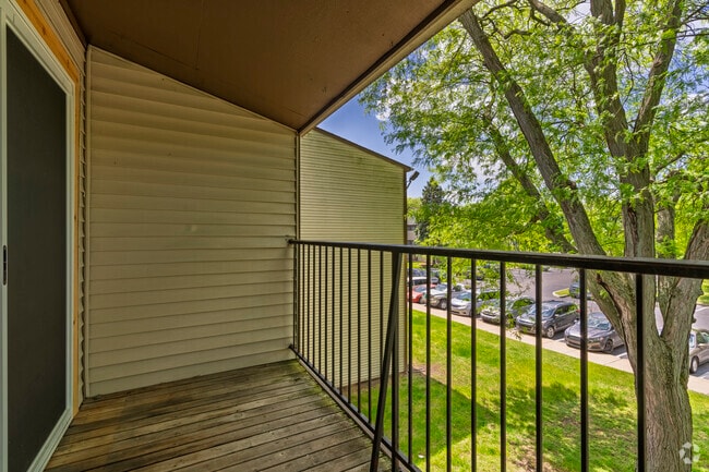 2BR, 1BA - 750SF - Balcony