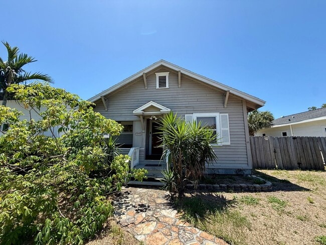 Building Photo - Charming bungalow 3/1 pet friendly blocks from Downtown St. Pete