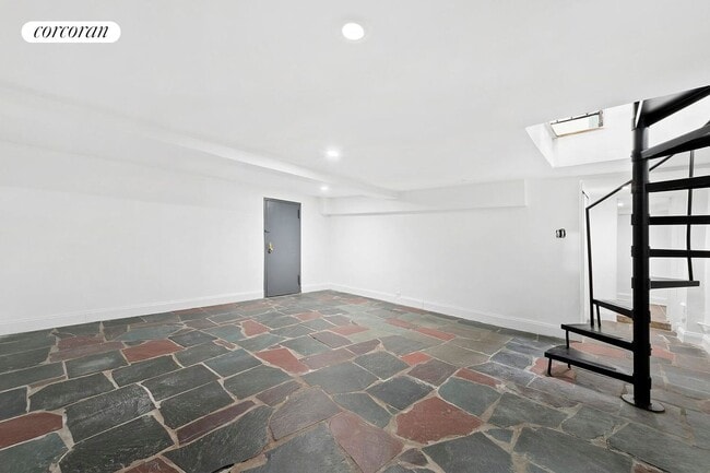Building Photo - 320 W 22nd St Rental