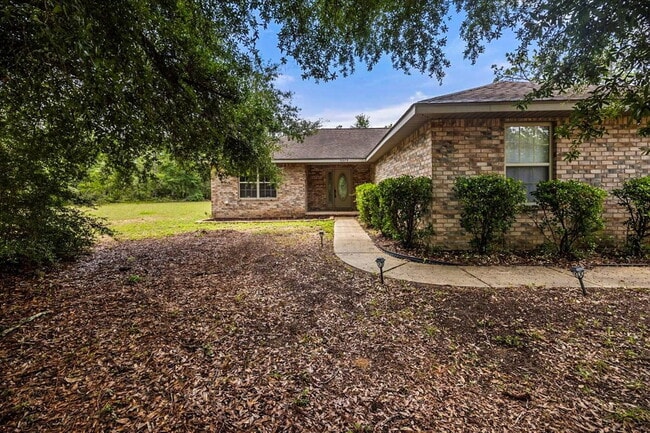 Building Photo - Charming 3 Bed / 2 Bath - Avail. 8/10/26