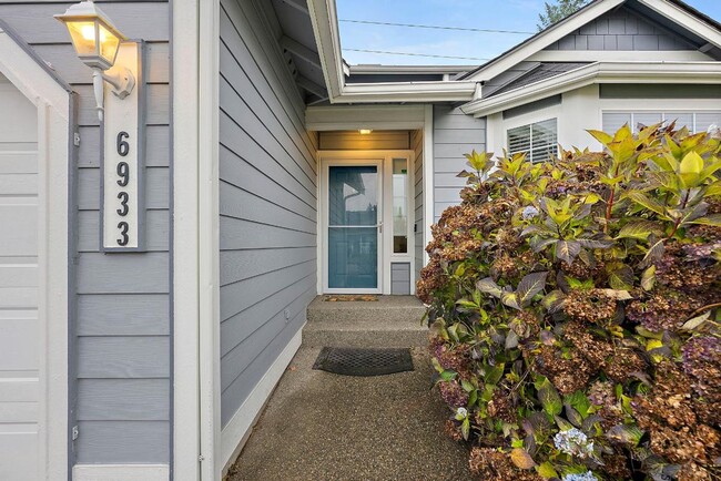 Photo - Spacious 4-Bedroom Olympia Home with A/C, ...