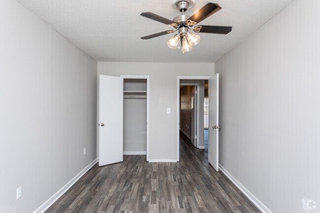 2BR, 1BA - 900 SF