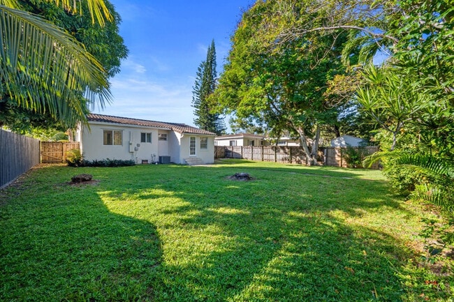 Photo - 1535 Plunkett St