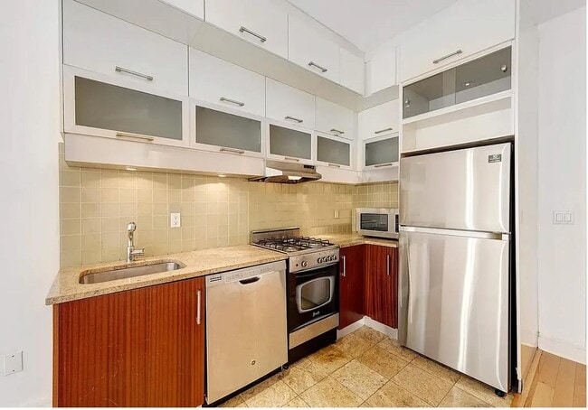Photo - 41-26 27th St