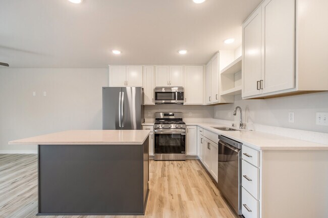 Photo - W219N16241 Primrose Ct