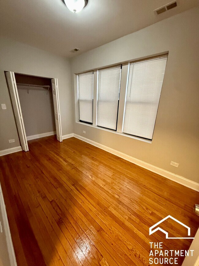 Photo - 6913 S Paxton Ave Unidad 6913 South Paxton Ave