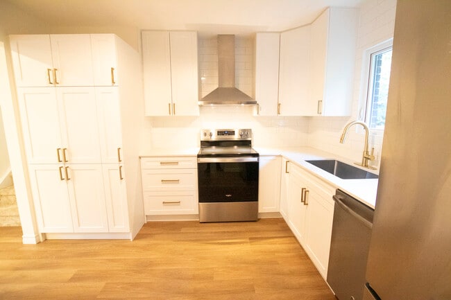 Photo - Byron Beauty! 2+ Den Home * Garage * Insuite Laundry * AVAIL NOW Unit UPPER