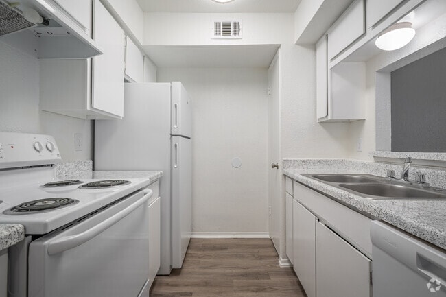 1BR, 1BA - 648SF - Kitchen