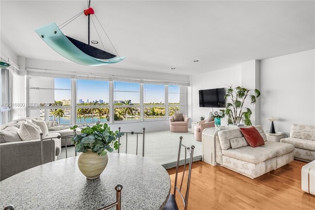 Building Photo - 4925 Collins Ave Unit 5F