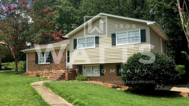 Building Photo - Great 4 Bedroom Split-Level Home in Heart of Hoover