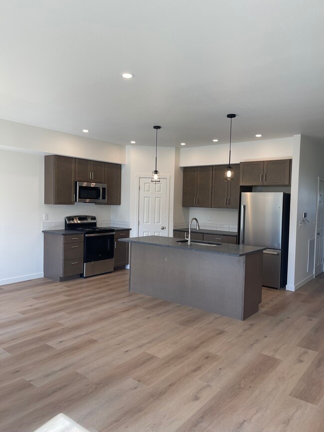 Photo - 1502 S E Landen Dr