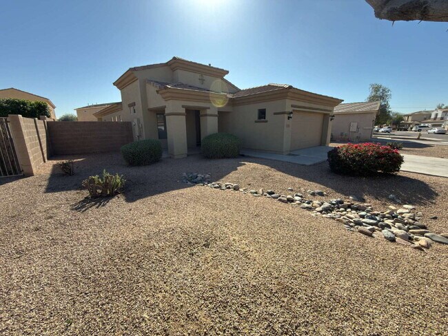 Building Photo - "Charming 3-Bedroom Oasis with 2 Baths and 1,711 Sq Ft of Comfort in Phoenix!"