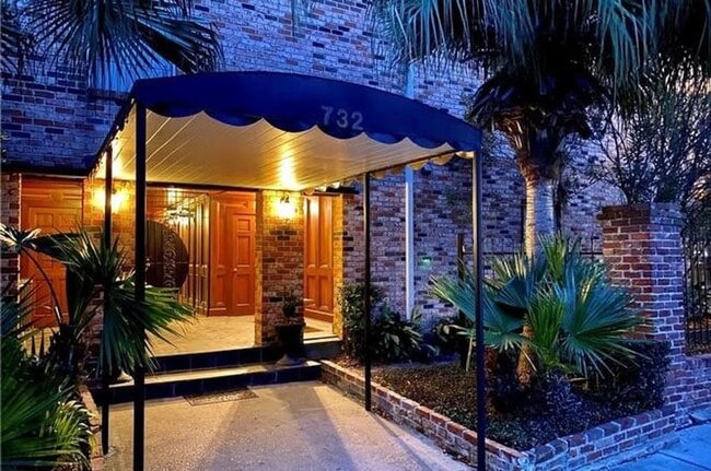 Gated Condo steps from Maple Street & St C... - Gated Condo steps from Maple Street & St C...