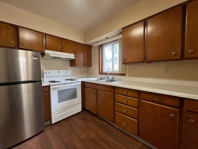 Building Photo - Upper level 2-bed, 1-bath Unit A1501-4