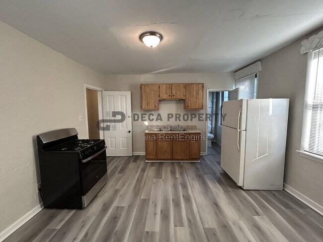 Photo - 205 Schirmer St