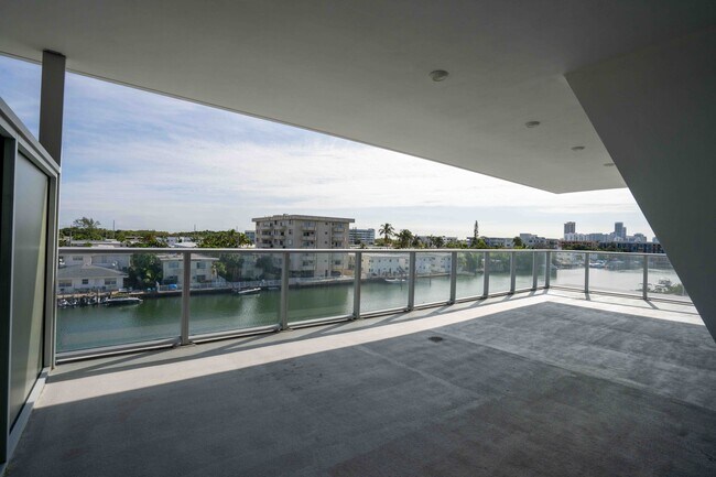 Photo - 8425 Crespi Blvd