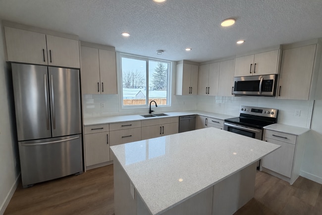 Building Photo - 11323-11106 106 St