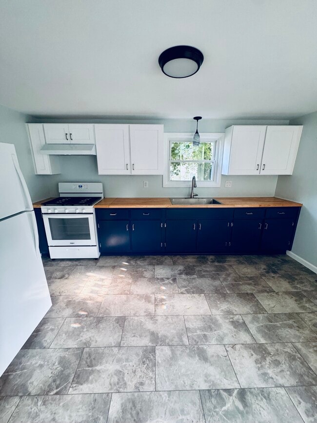 Building Photo - 514 E 9th St