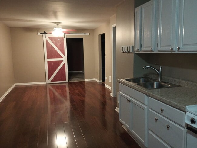 Photo - 905 Thomas Ave