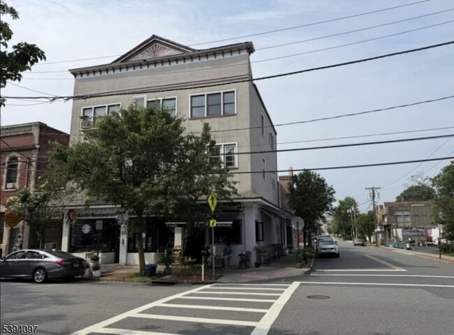 Building Photo - 97 Walnut St Unit 2B