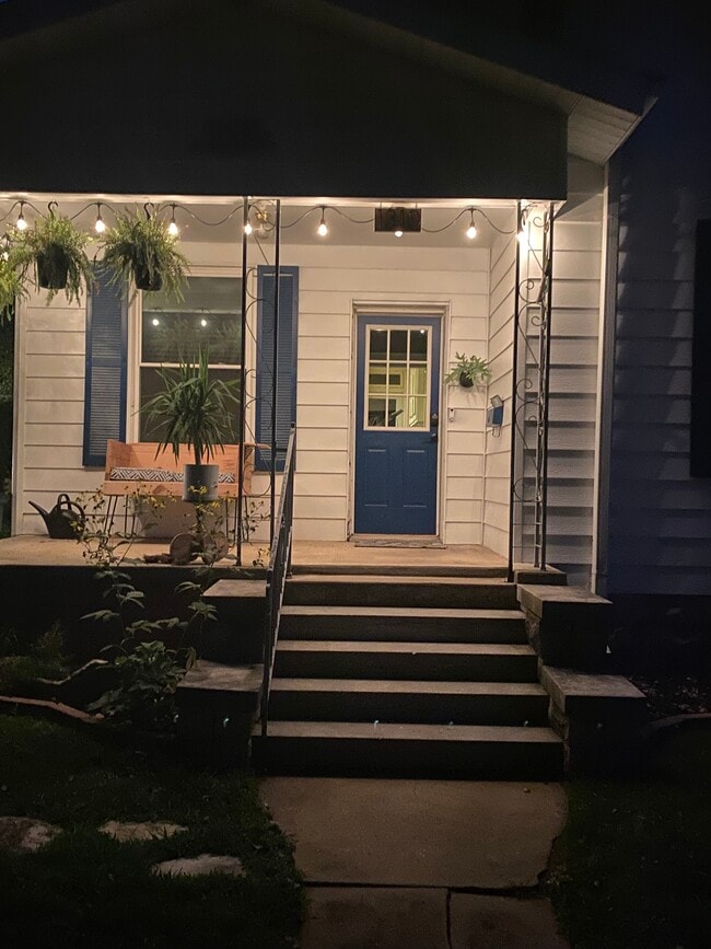 Cozy front entry in the evening - 1310 N Clay Ave Casa