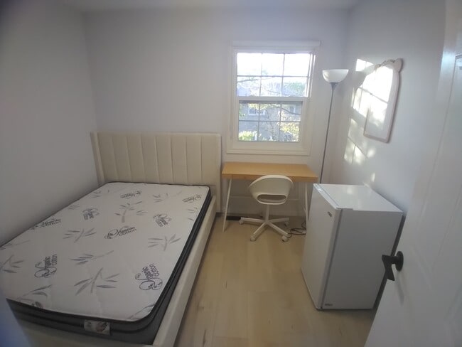 Photo - 250 Keats Way