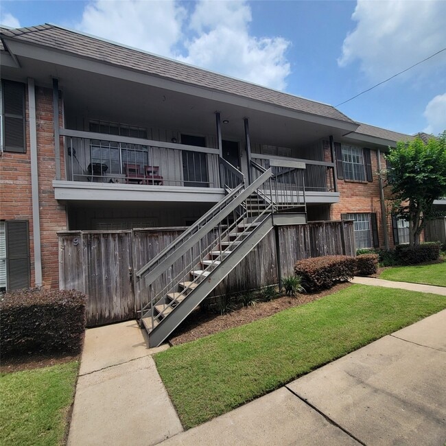 Building Photo - 1223 Augusta Dr Unit 12