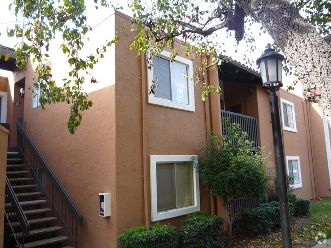 Building Photo - Reduced price-End/Corner 2 Bed/ 2 Bath Con... Unit 207 Rental