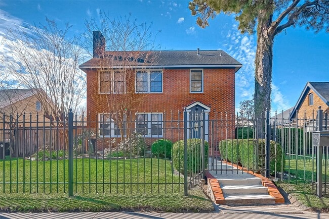 Photo - 2412 Oakdale St