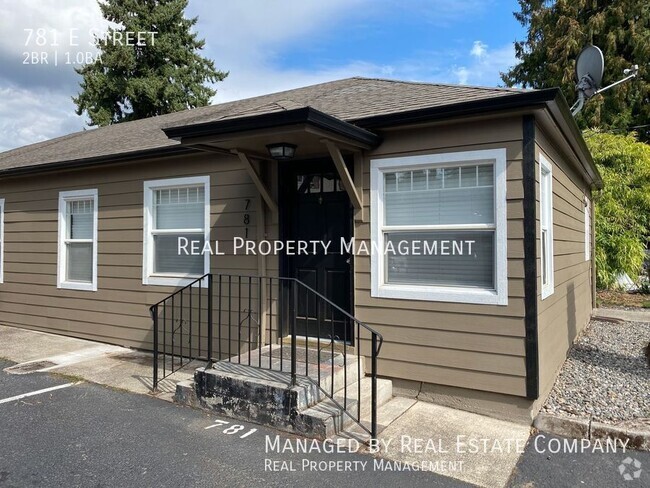 Building Photo - Adorable duplex with IN-UNIT washer/dryer ... Rental