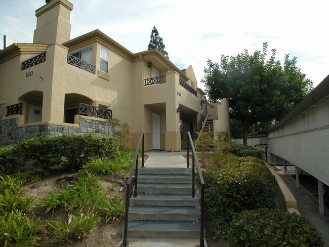Building Photo - 2 Bedroom, 2 Bath Condo in Eastlake Shores Unit 203