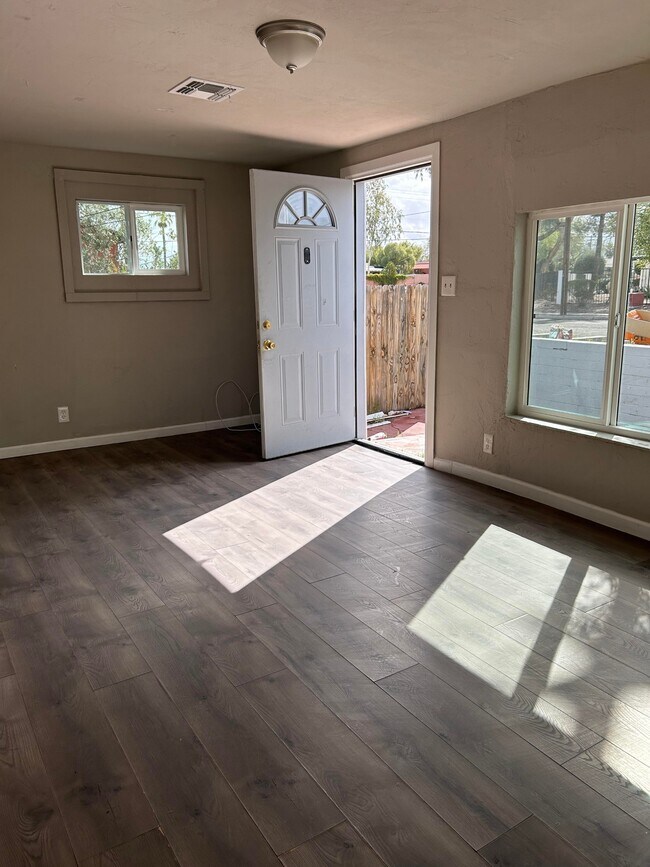 Photo - 210 W Blacklidge Dr