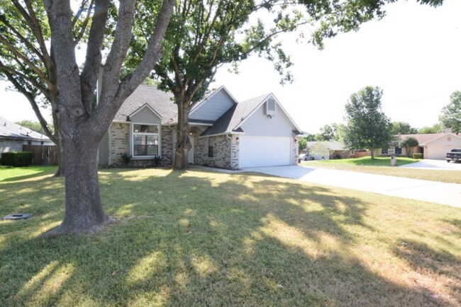 Photo - 711 Brazos Dr