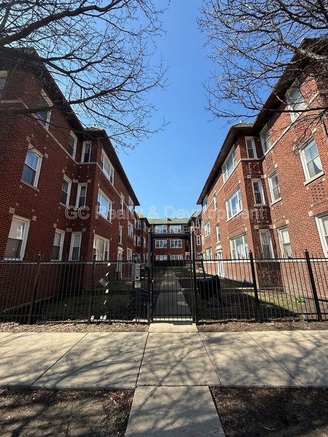 Building Photo - 4652 N St Louis Ave Unit 3E