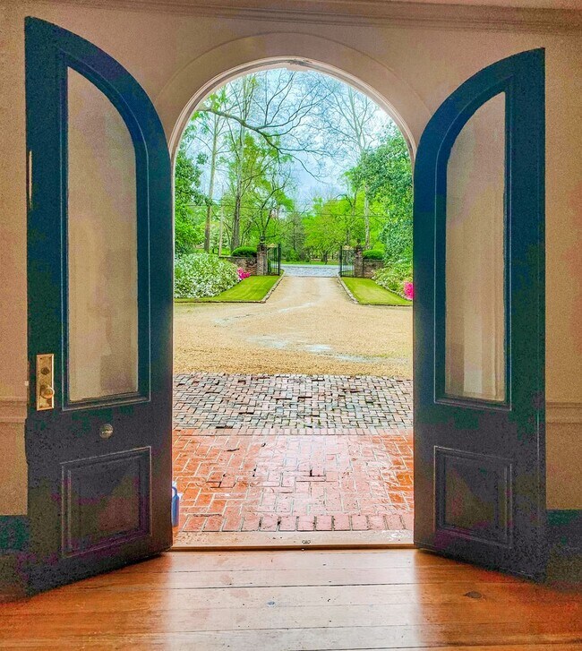 Photo - 5 bed 3 bath with pool!!!