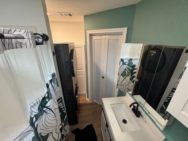 Photo - 1123 Disraeli Cir
