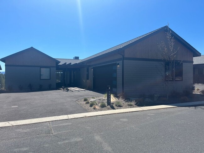 Building Photo - Gorgeous Tetherow 4 Bedroom + Office