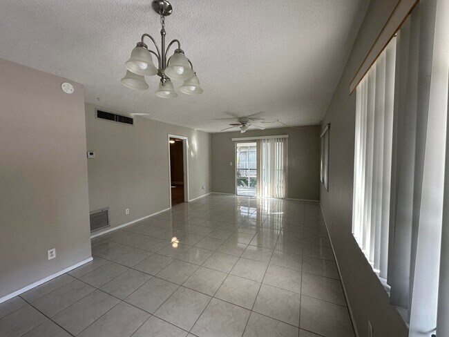 Photo - 2301 NE 14th Street Causeway Unidad 206e